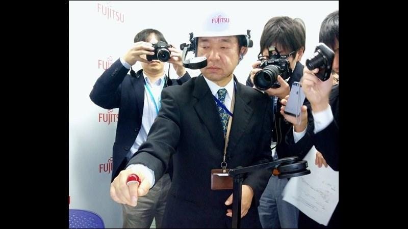 Fujitsu_demonstrates_Bluetooth_ring_January_2015_thumb800