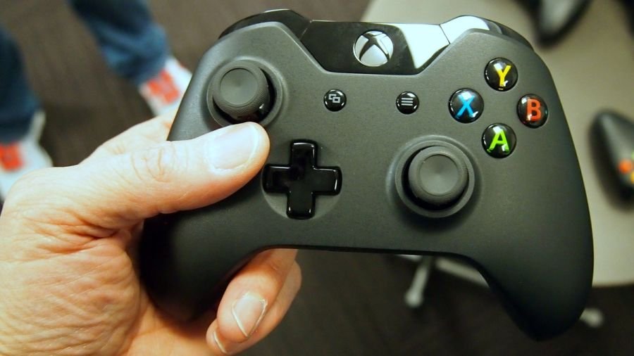 Holding_Xbox_One_Controller1