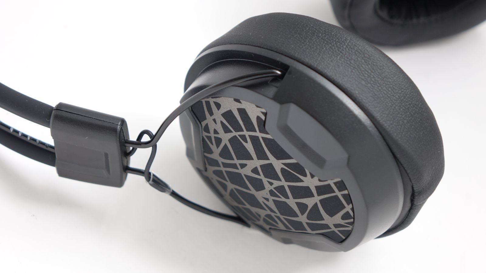 Arctic P604 Wireless close view