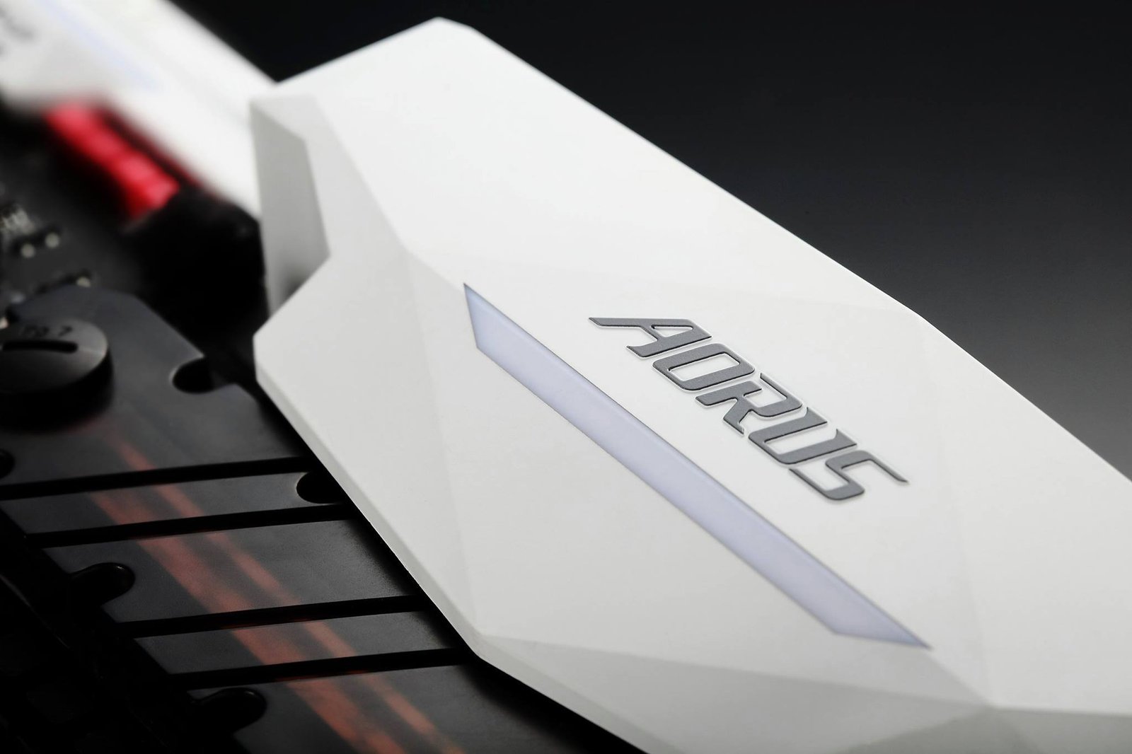 Gigabyte-AORUS-Motherboard-heatsink