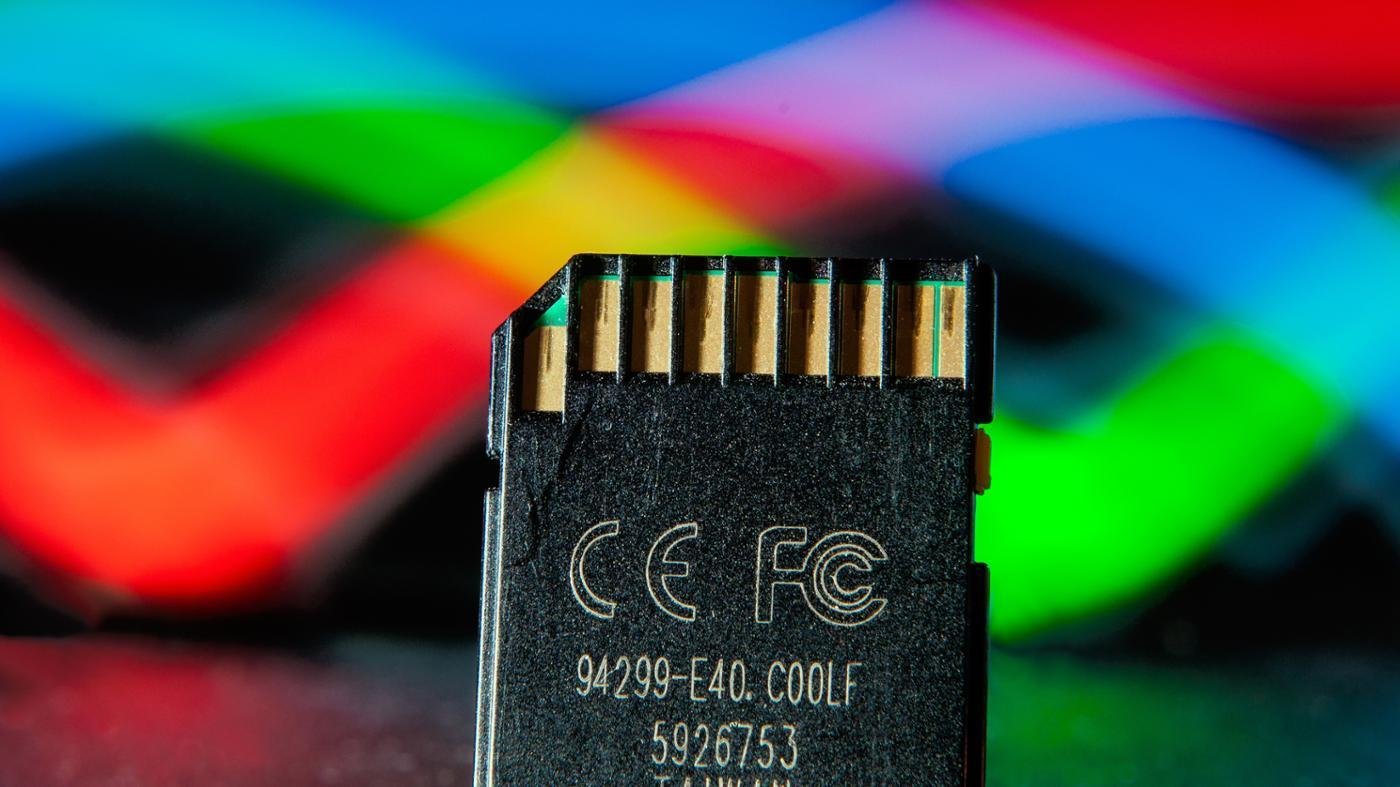 many-pictures-4gb-memory-card-hold_a56b62ae79785d9