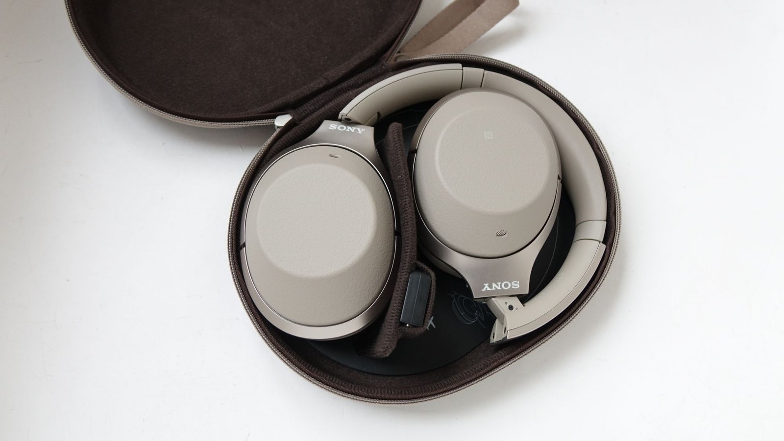 Sony WH-1000XM2 в чехле
