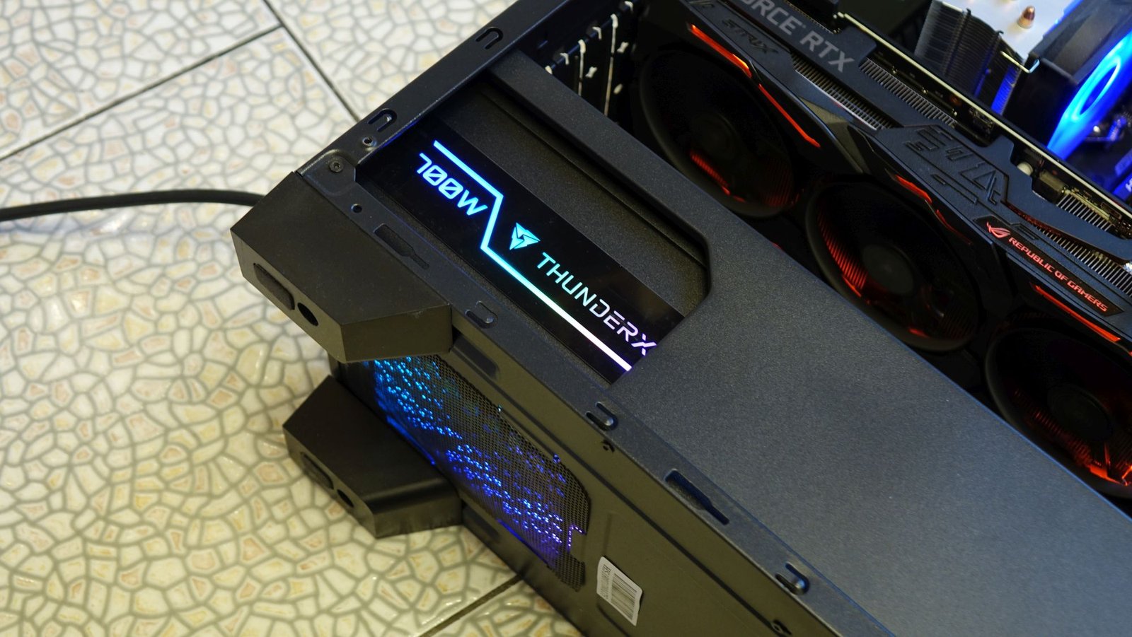 ThunderX3 Plexus 700 в корпусе