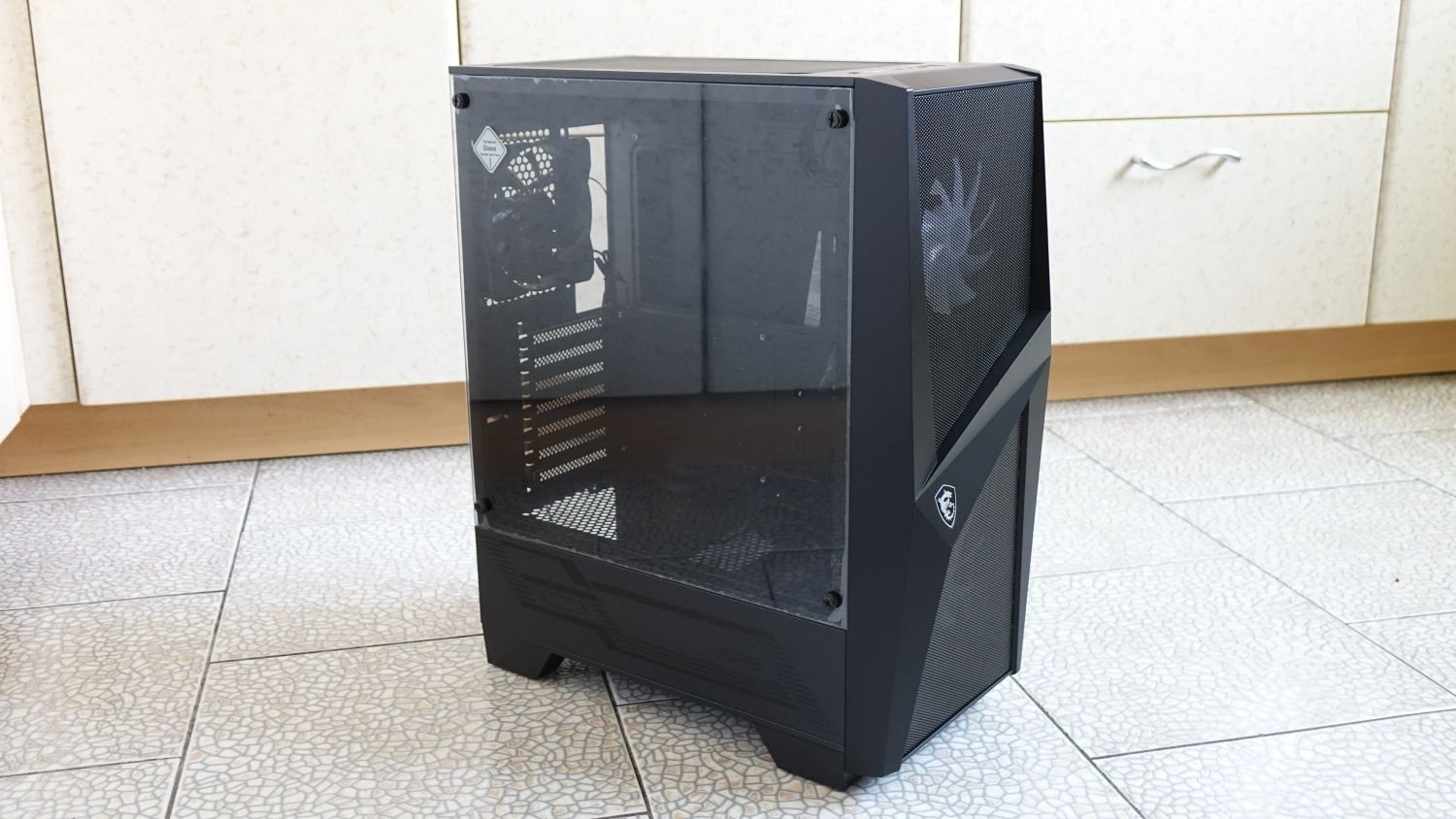 MSI MAG Forge 100R окно