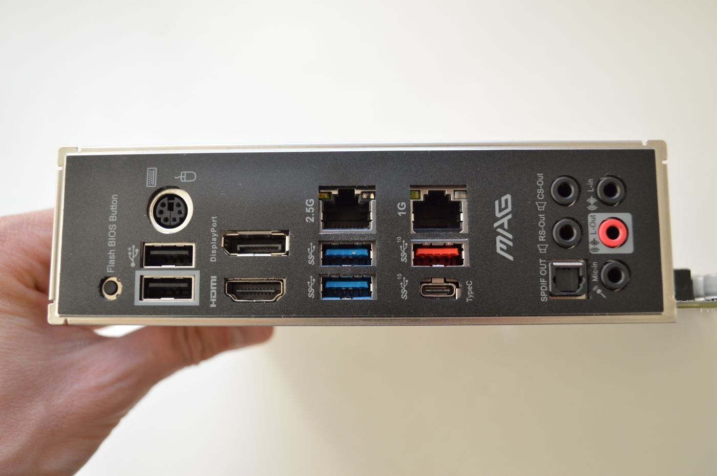 MSI MAG B550 Tomahawk разъемы