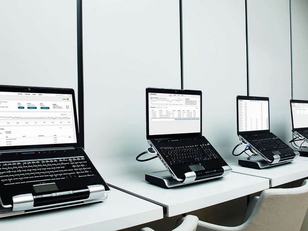 Row-of-laptops-iStock-185330865-2400x1600b