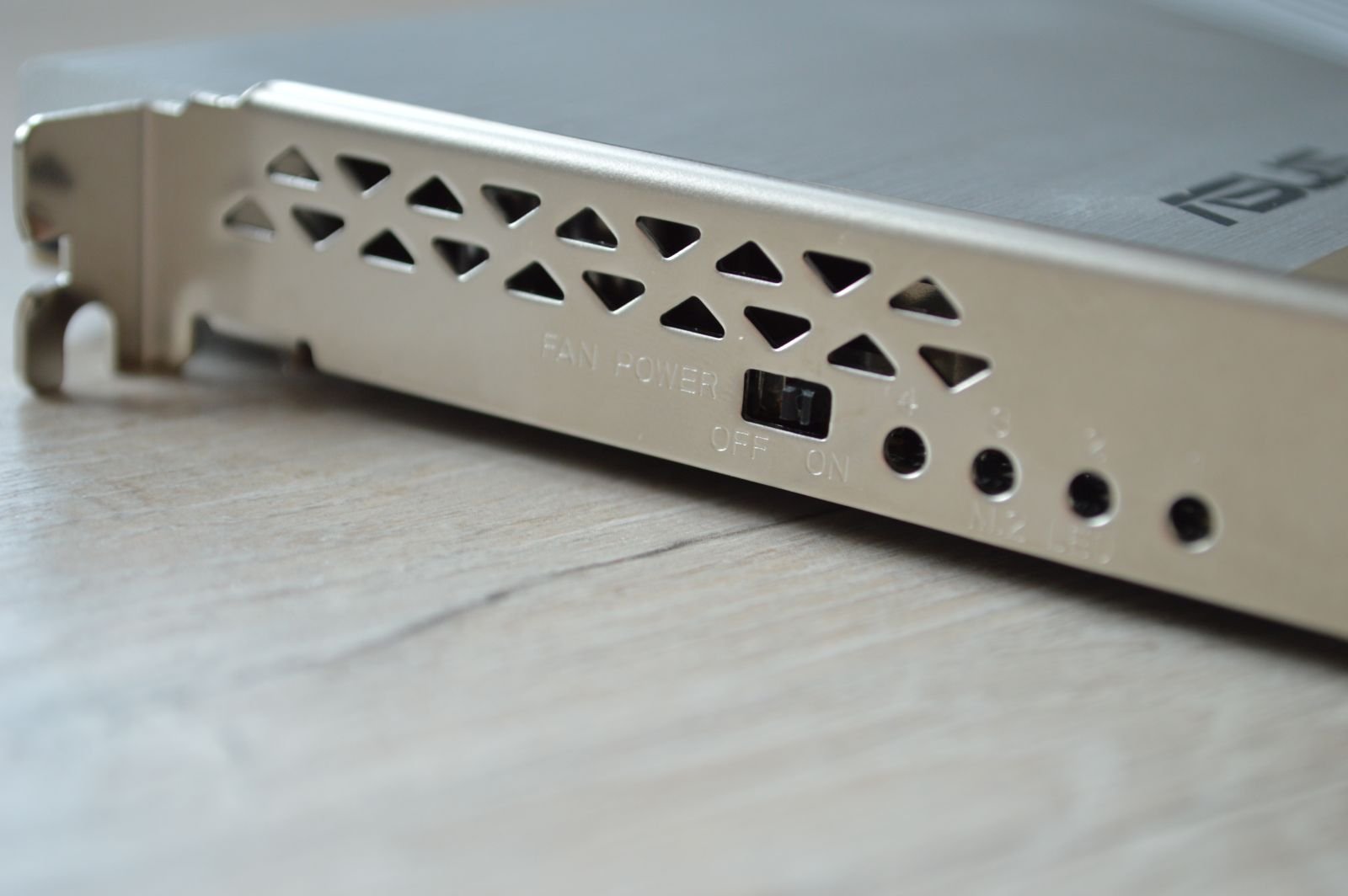 ASUS Hyper M.2 x16 Gen 4 переключатели
