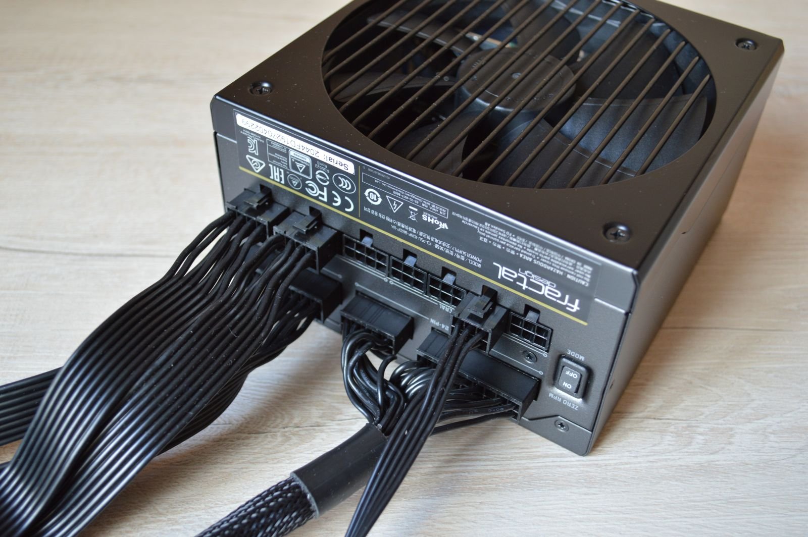 Fractal Design Ion+ Platinum 860 Вт в собранном виде