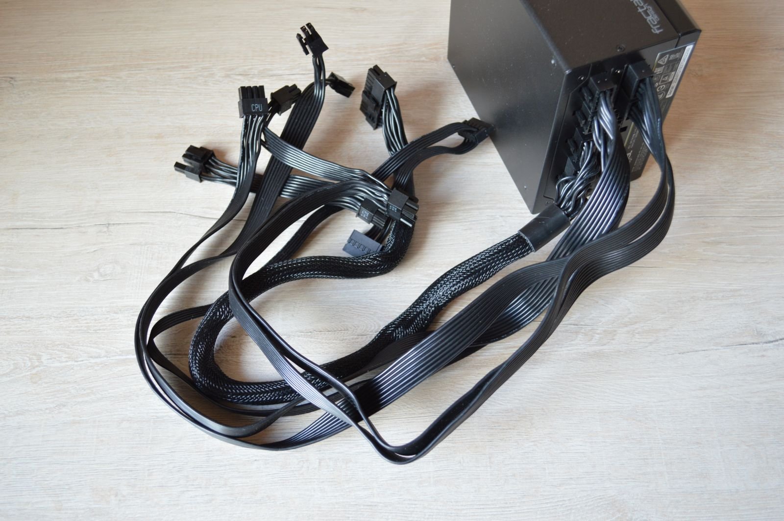 Fractal Design Ion+ Platinum 860 Вт кабели