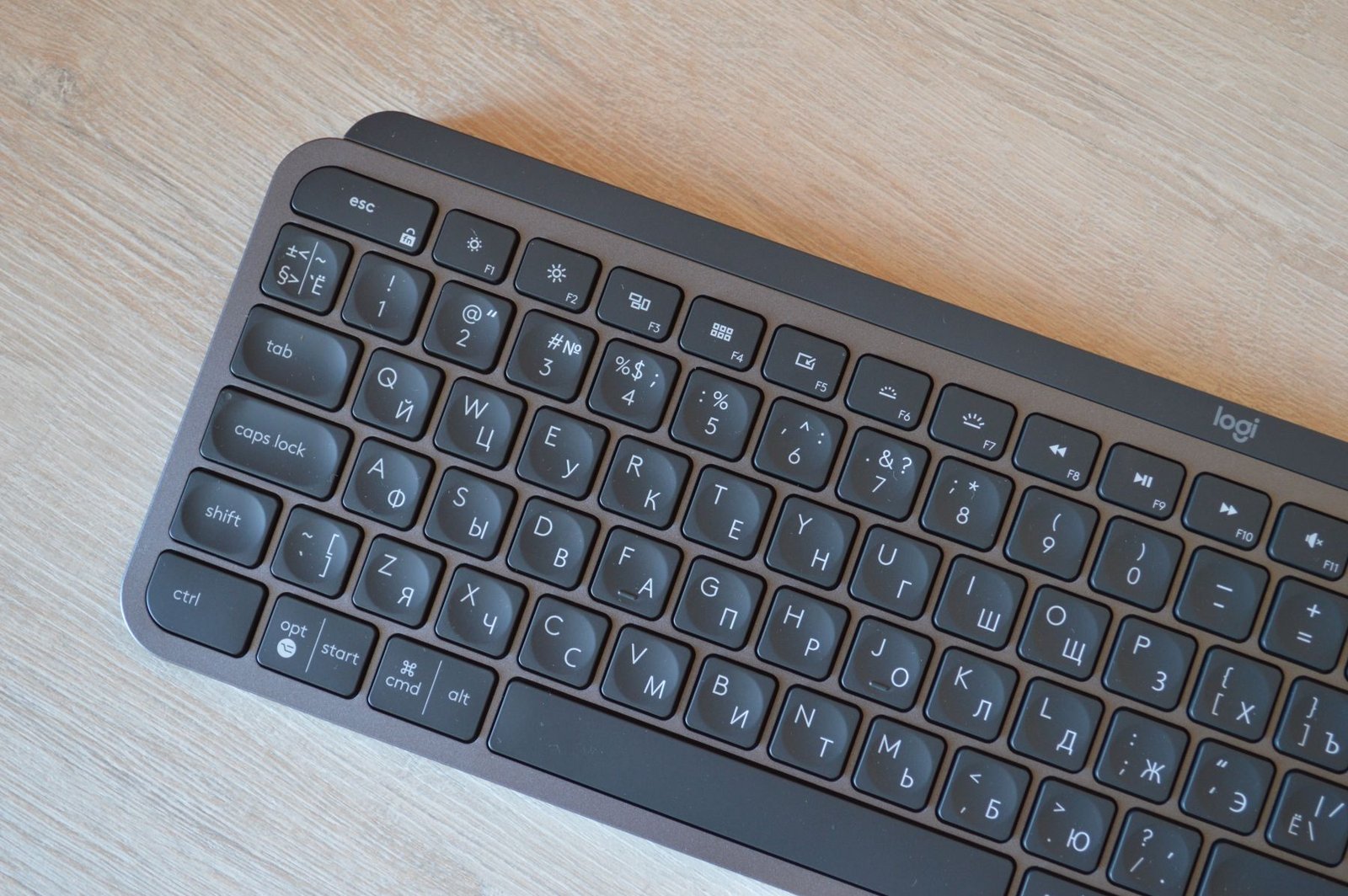 Logitech MX Keys близко
