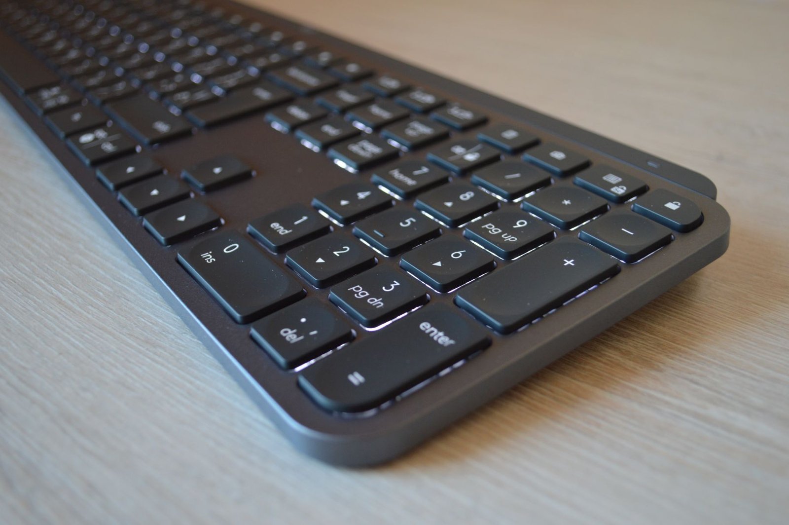 Logitech MX Keys включена