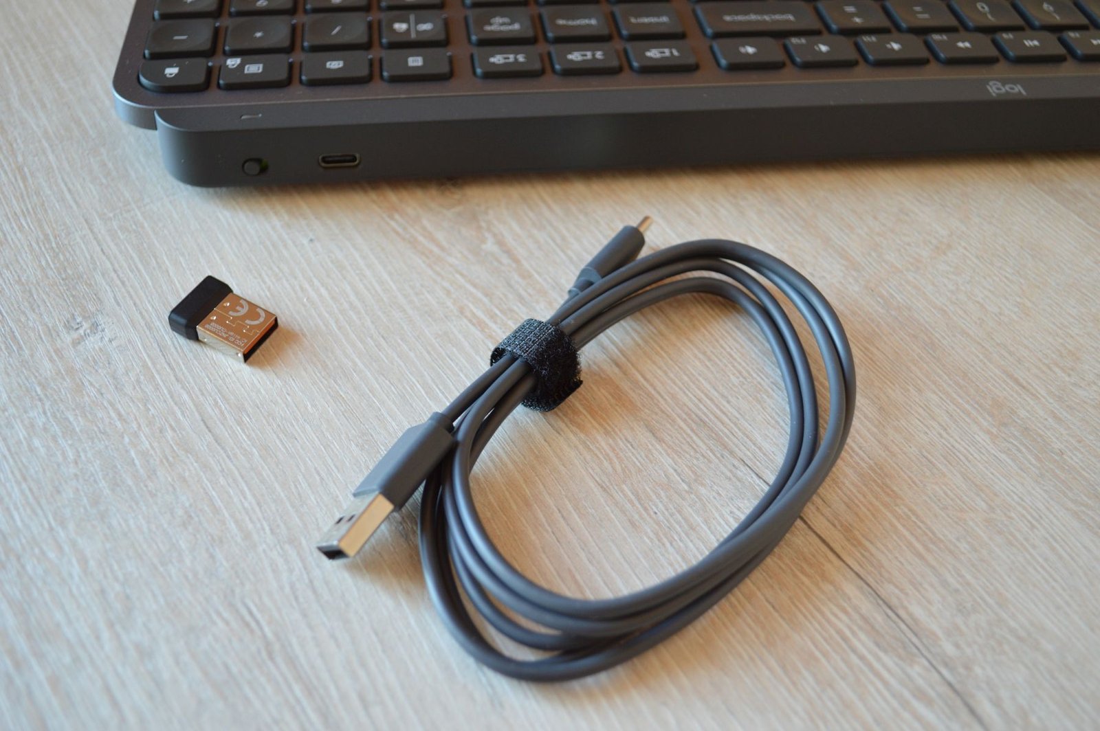 Logitech MX Keys комплектация
