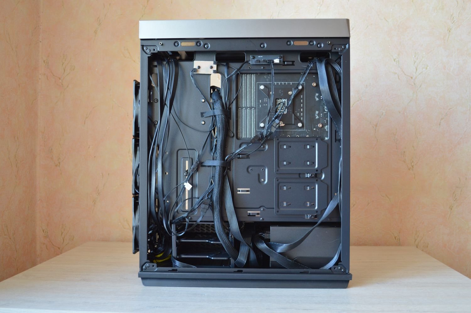 укладка проводов в Deepcool CL500
