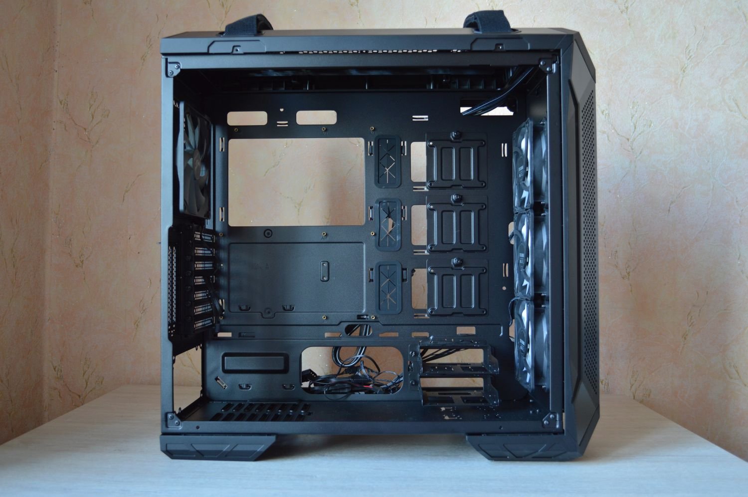 ASUS TUF Gaming GT501 внутри