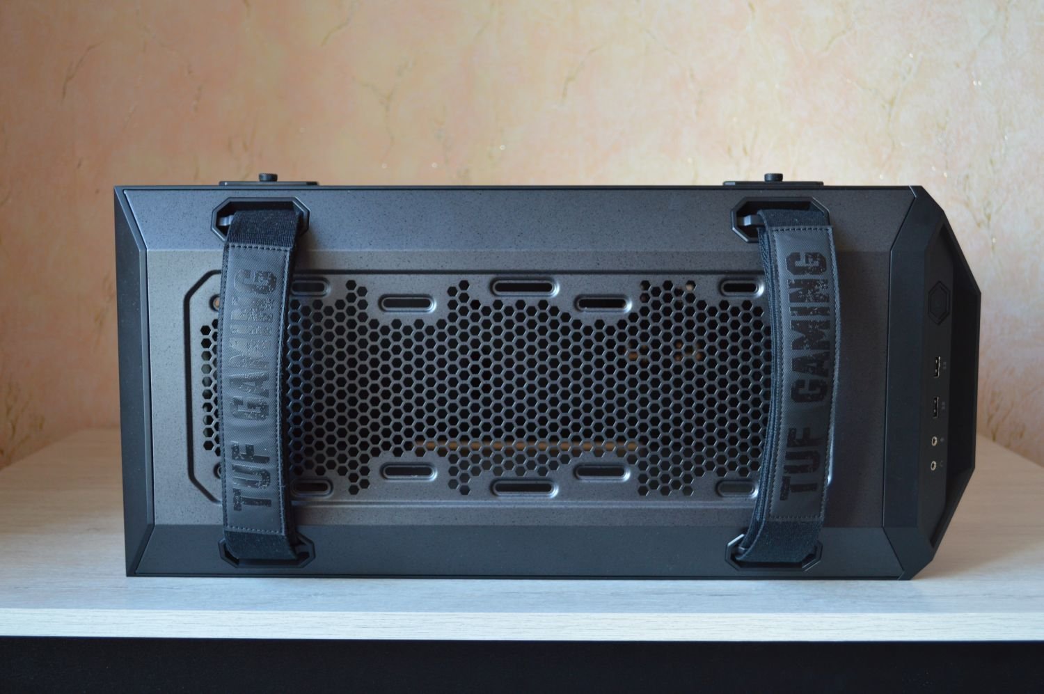 ASUS TUF Gaming GT501 сверху