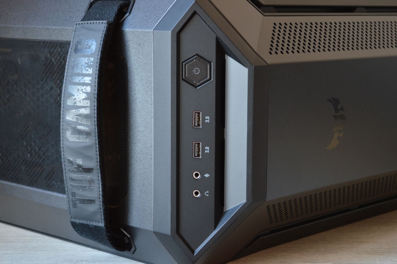 ASUS TUF Gaming GT501 разъемы