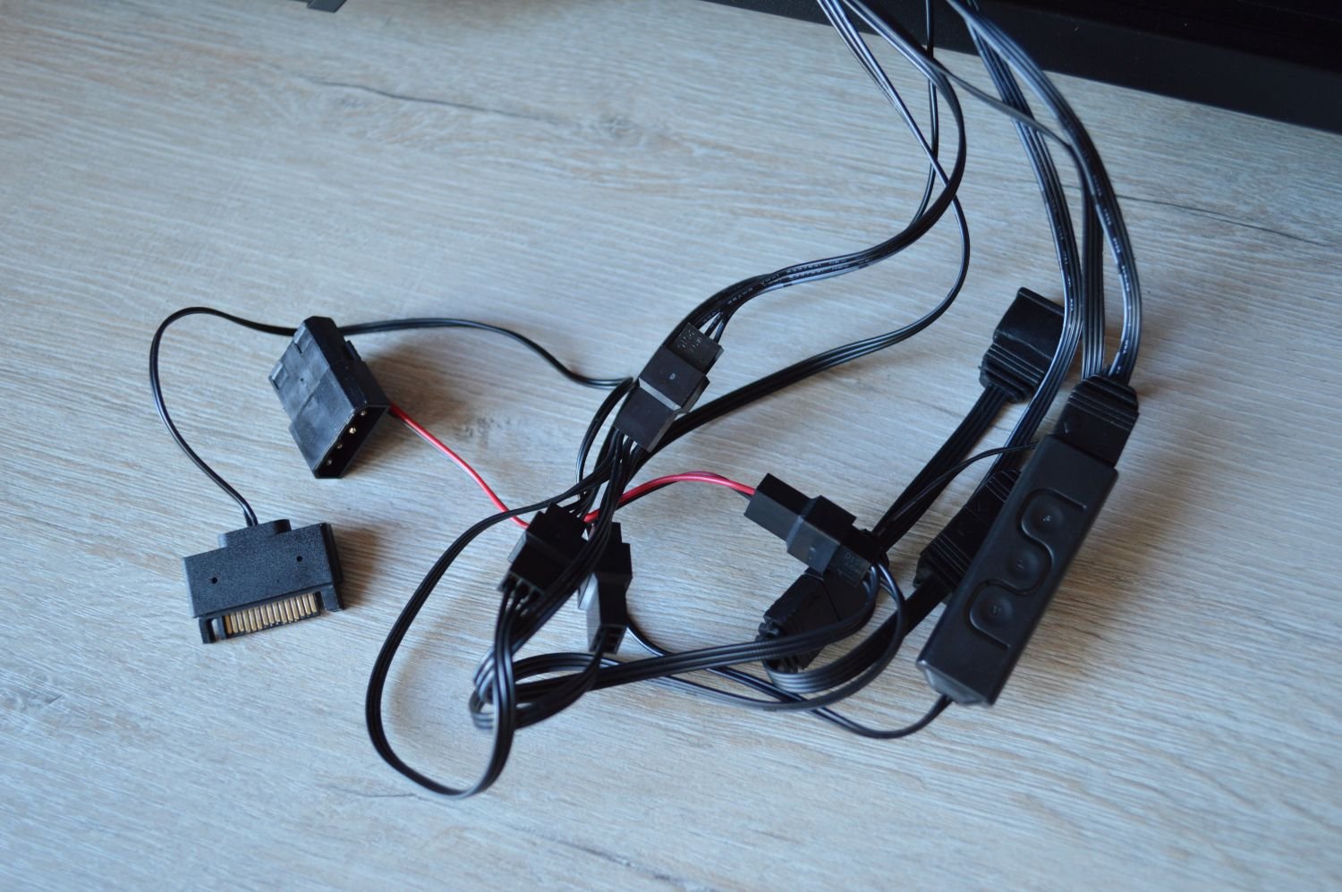 ASUS TUF Gaming GT501 провода