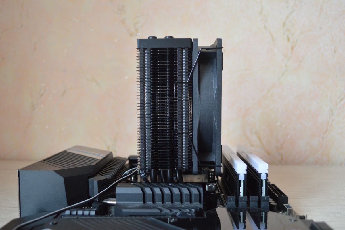 Xilence M704Pro.ARGB сбоку