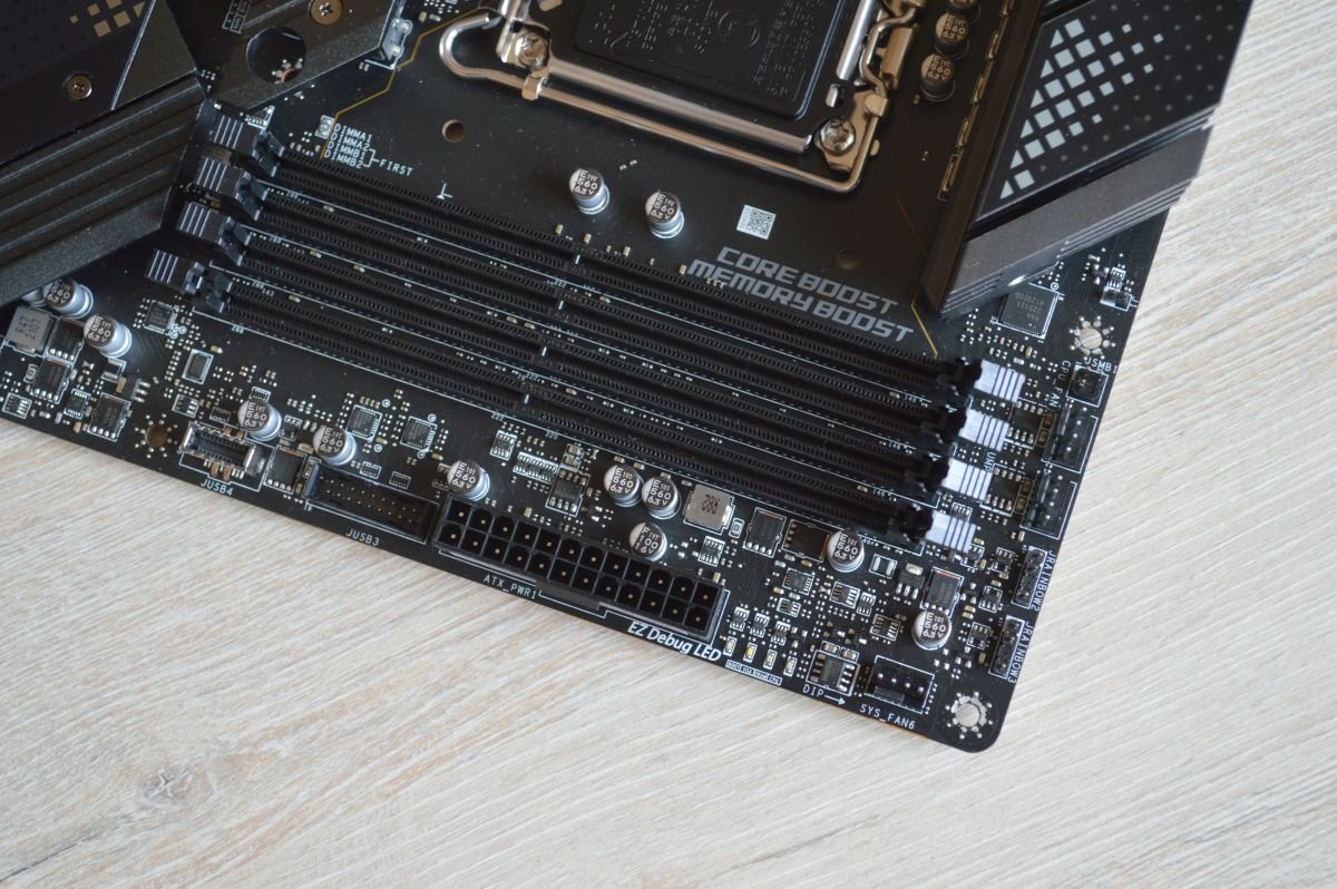 MSI MPG Z690 Edge WIFI DDR4 и слоты памяти