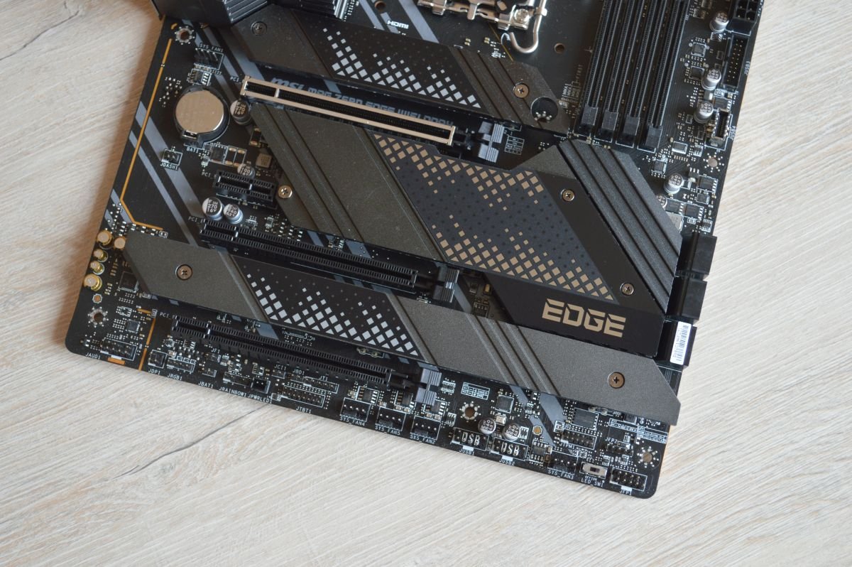 MSI MPG Z690 Edge WIFI DDR4 снизу