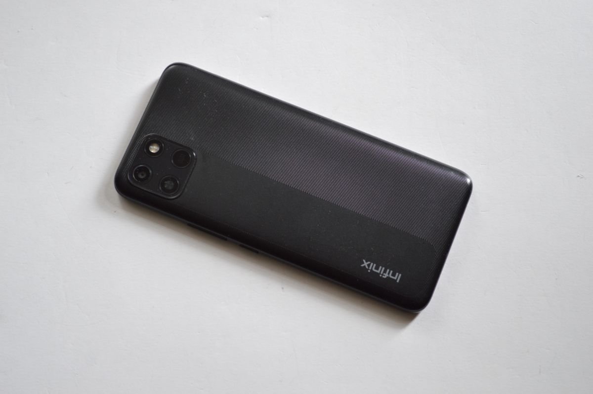 Infinix Smart 6 HD сзади
