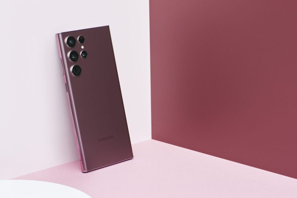 002_design_galaxys22ultra_burgundy-1440x960-1