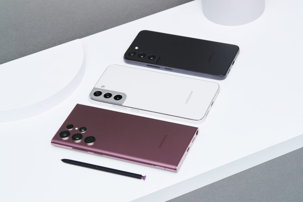 004_family_galaxys22ultra_burgundy_galaxys22plus_phantomwhite_galaxys22_phantomblack-1440x960-1