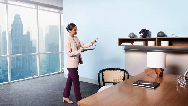 lob-2022-noise-woman-office-lifestyle-image.jpg.rendition.intel.web.720.405