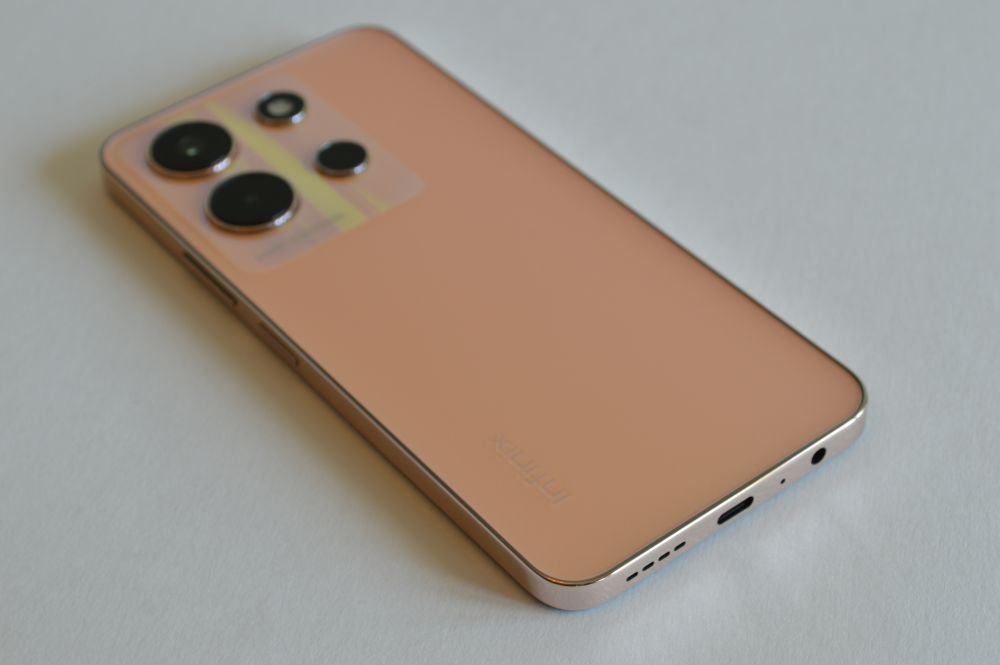 Infinix Note 30i сзади