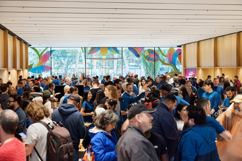 Apple-Miami-Worldcenter-opening-day-store-interior_big.jpg.large