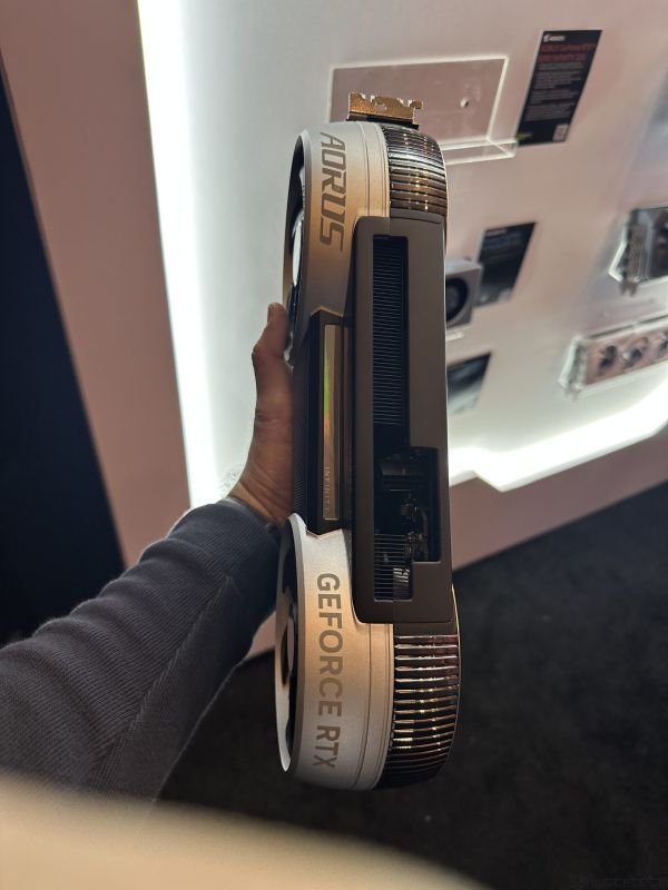 RTX 5090 Infinity от Gigabyte